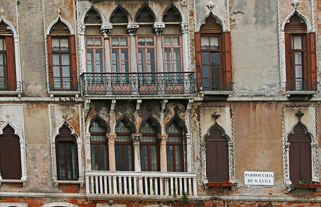 Venise. Les étonnants balcons de la Parrocchia di San Luca.