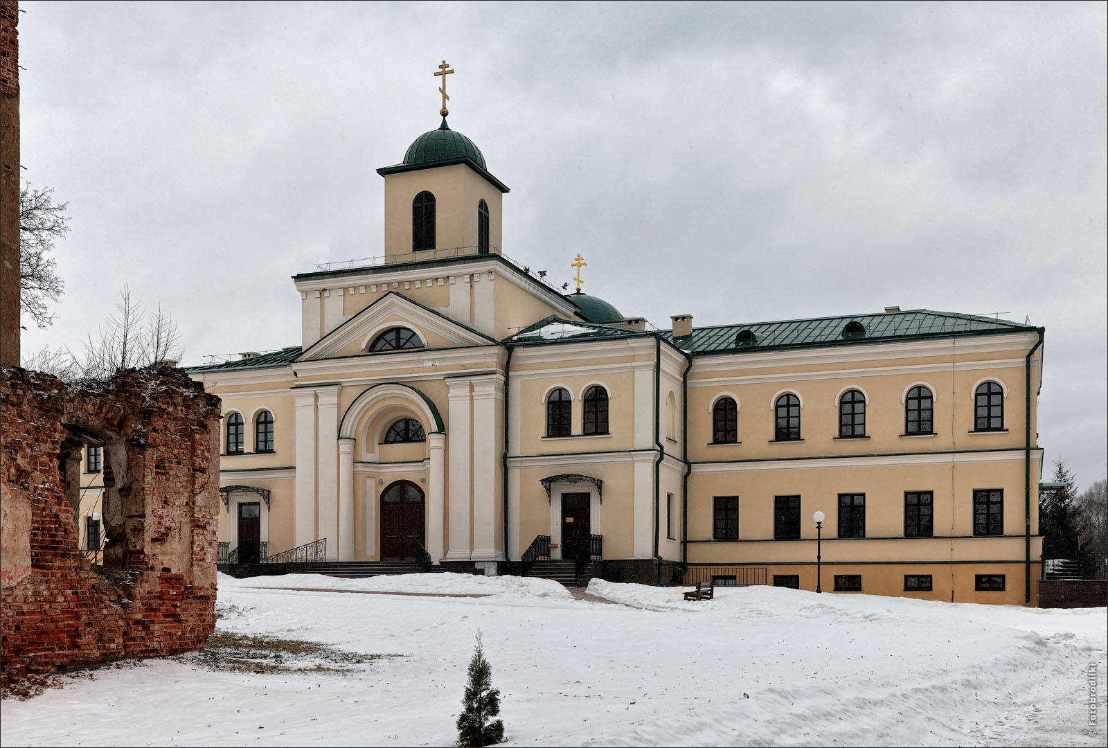 Покровская церковь с братским корпусом, Пустынки, Беларусь