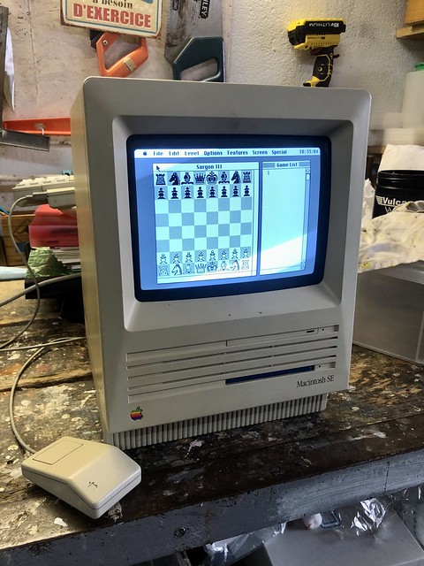 Macintosh SE (1987) avec le jeux d’échec Sargon III