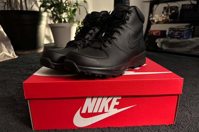 332 - Nike Boots