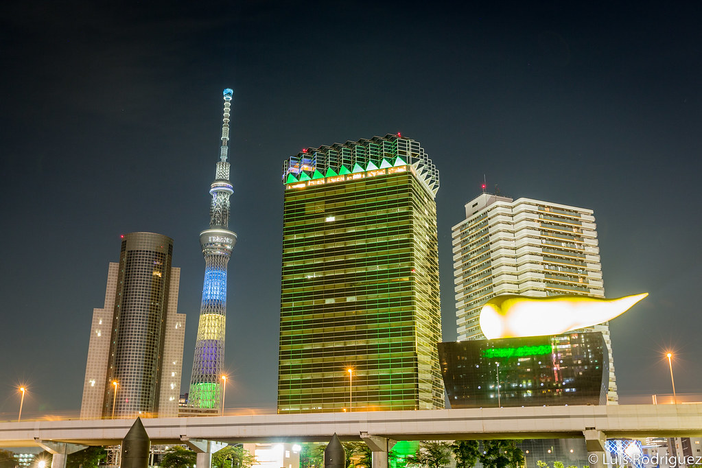 Tokyo Sky Tree iluminada de noche junto al Asahi Beer Hall