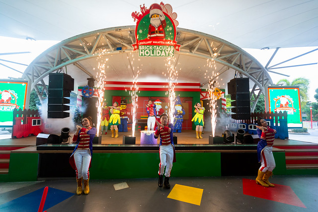 Dance Performance By Santa_S Crew For Legoland Malaysia Resort_S Brick-Tacular Holidays