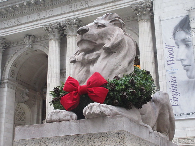 2022 Library Lion With Wreath and Red Bow on 42nd St 8339