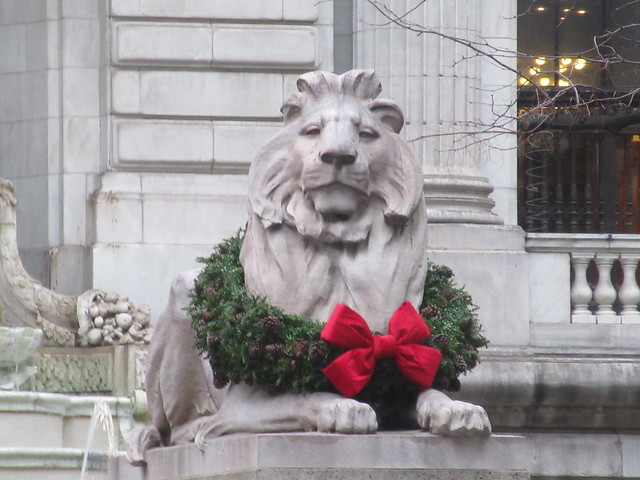 2022 Library Lion With Wreath and Red Bow on 42nd St 8354