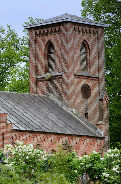3795 Mirow ist ein Ortsteil der Gemeinde Banzkow im  Landkreis Ludwigslust-Parchim in Mecklenburg-Vorpommern;  neugotische Dorfkirche, Baumeister Ludwig Bartning.