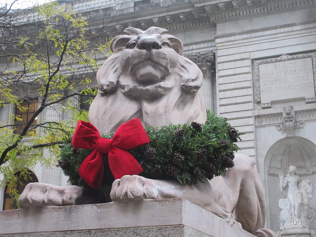 2022 Library Lion With Wreath and Red Bow on 42nd St 8320