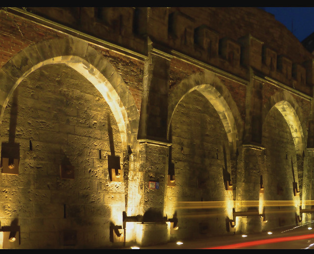 Mühlstrasse bei Nacht beleuchtet - Stadtmauer von König Karl I. spendiert