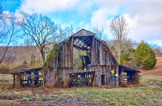 335/R365 - Busted & Faded Barn - Cookeville, Tennessee