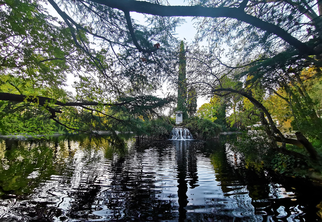 monumento al III tercer Duque de Osuna cascada isla del Lago Parque El Capricho jardin historico siglo XVIII Alameda de Osuna Madrid 03