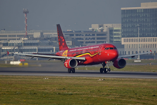 Brussels Airlines Airbus A320-214 OO-SNA Red Devils