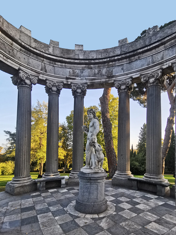 Templete de Baco estatua escultura Parque El Capricho jardin historico siglo XVIII Alameda de Osuna Madrid 04