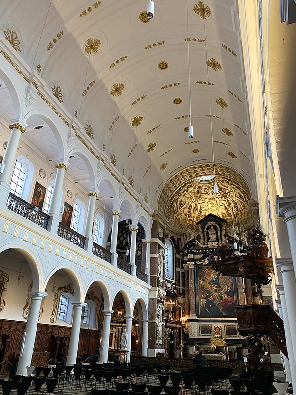 Sillas de las iglesias en Flandes II