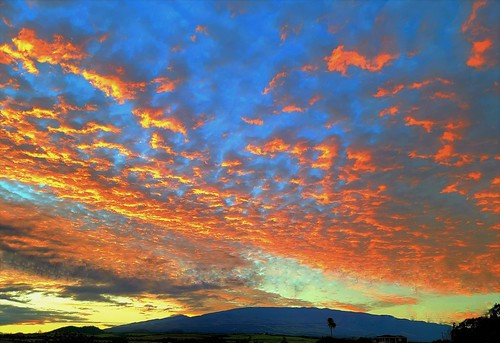 sunrise sky clouds sun hawaii maui mountains paia landscape skyscape light nature outside vibrant bright smileonsaturday morning backlit