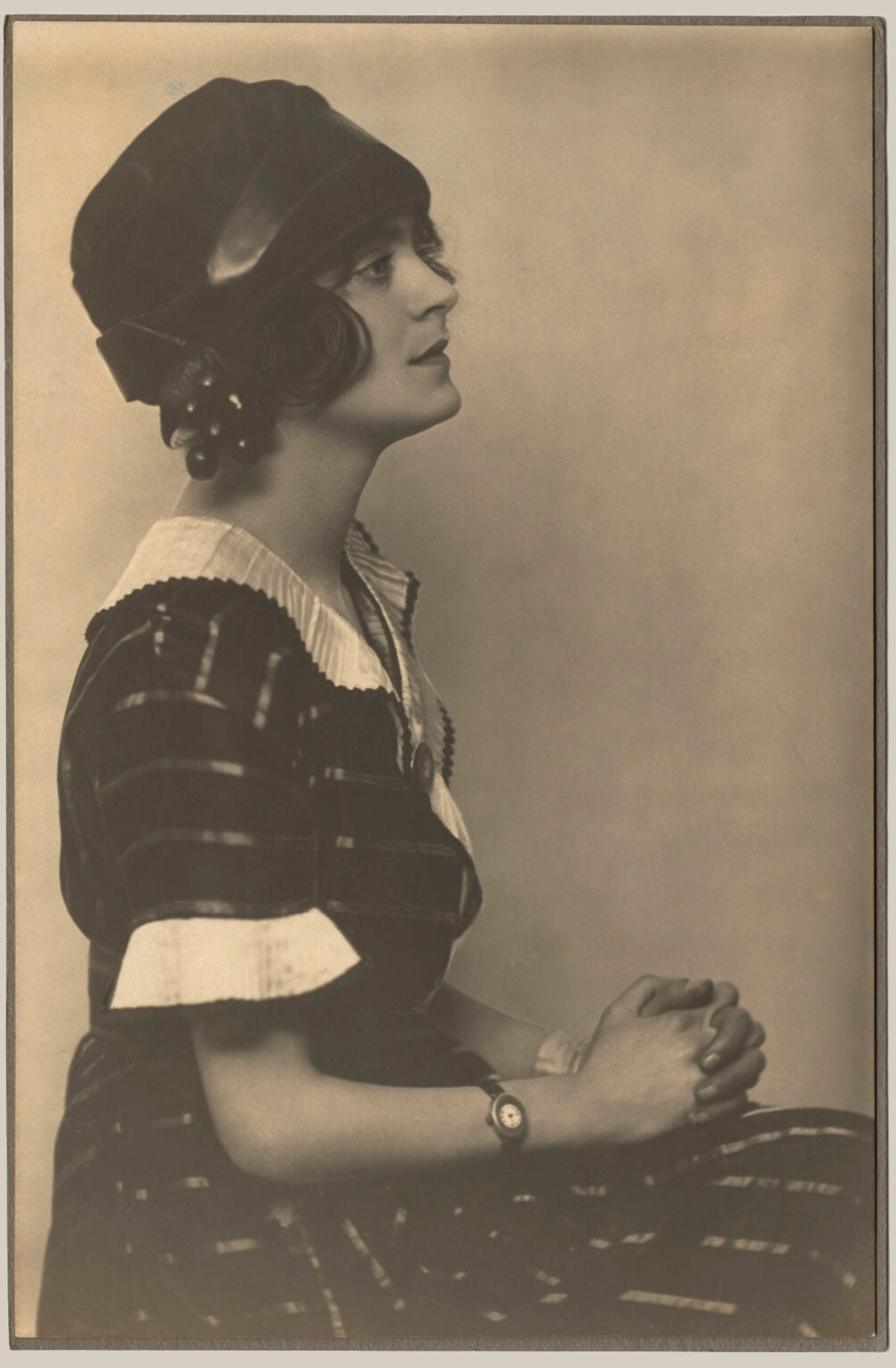 Dorothy Wilding :: Harriet Cohen; cream-toned bromide print on paper mount, circa 1920s. | src NPG