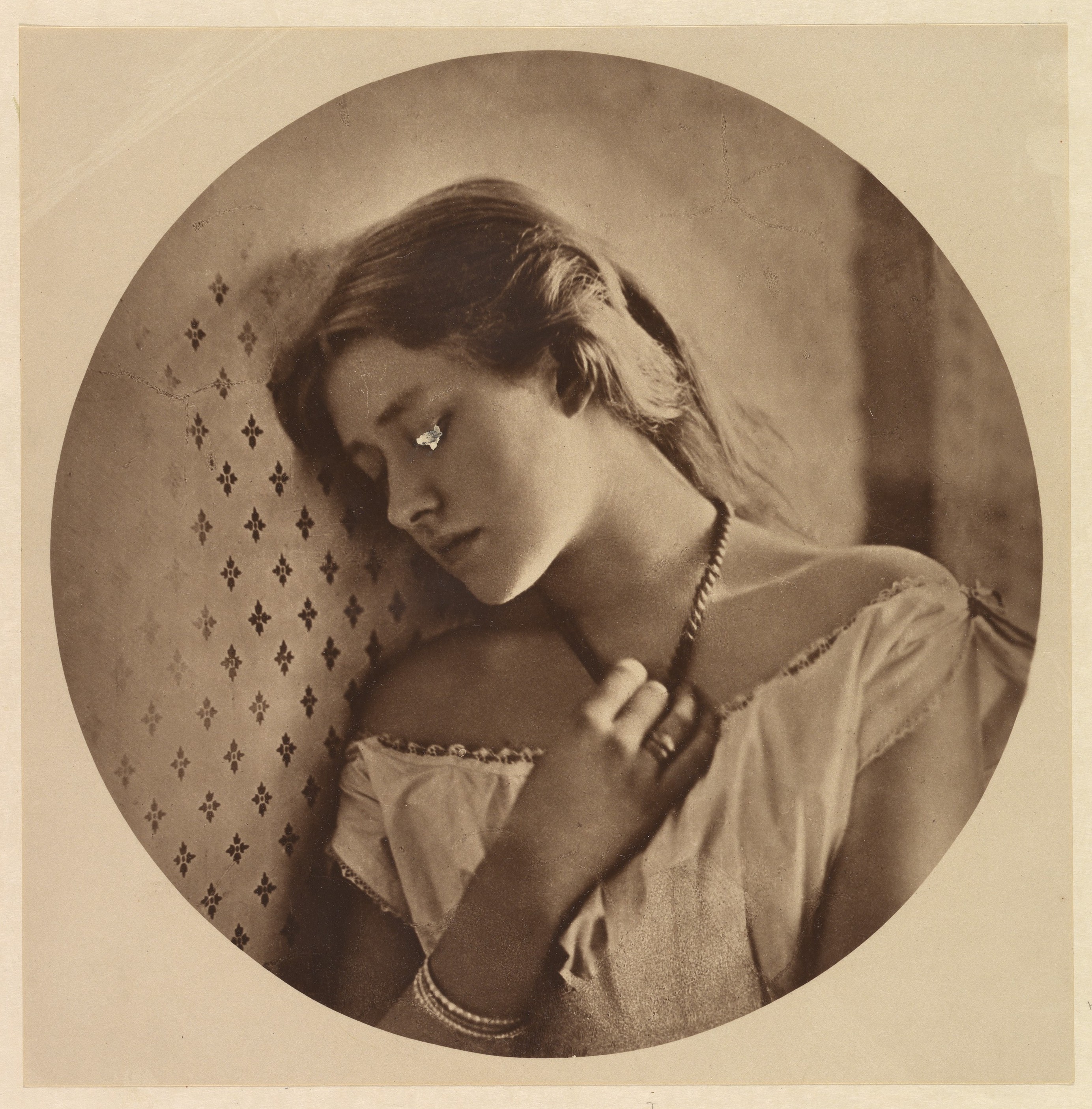 Julia Margaret Cameron :: Ellen Terry, at the age of sixteen, 1864 (taken) 1913 (ca, print). Carbon print. The Metropolitan Museum of Art: Accession Number: 49.55.323 