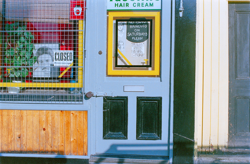 Hairdressers, Hackney, 1988, 89e07-21