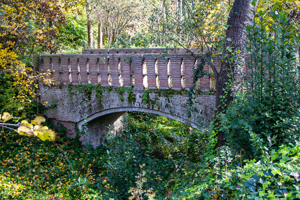 Puente de ladrillo Parque El Capricho jardin historico siglo XVIII Alameda de Osuna Madrid 04
