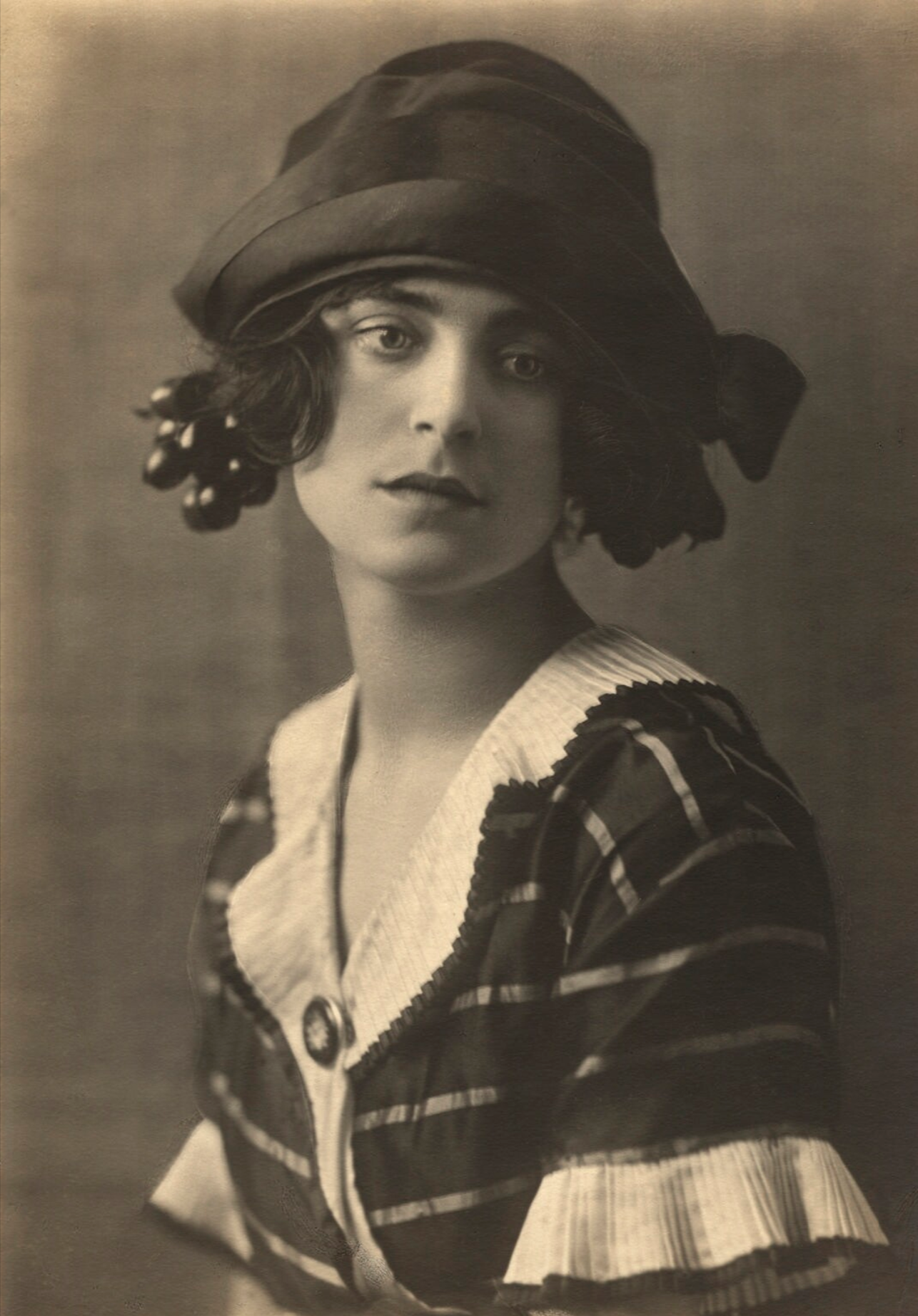 Dorothy Wilding :: Harriet Cohen; cream-toned bromide print on paper mount, circa 1920s. | src NPG