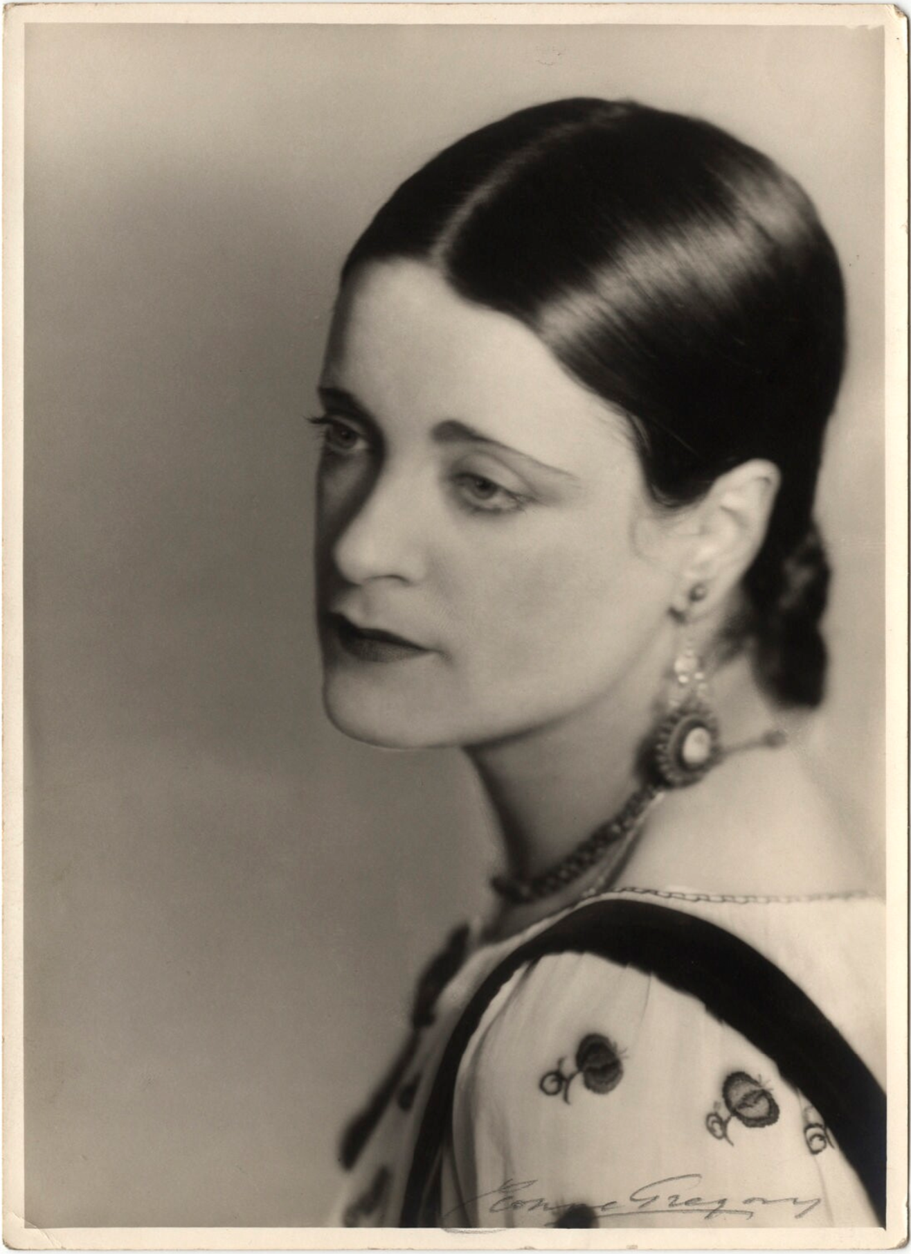 Yvonne Gregory :: Harriet Cohen, 22 June 1930. Chlorobromide print. | src NPG
