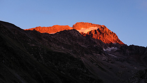 Sunset on la Muzelle by Inklaar, Gr54 Etappe 12. Van Valsenestre naar Refuge de la Muzelle (9km / +1320m / -520m)2022 wandeltocht zon