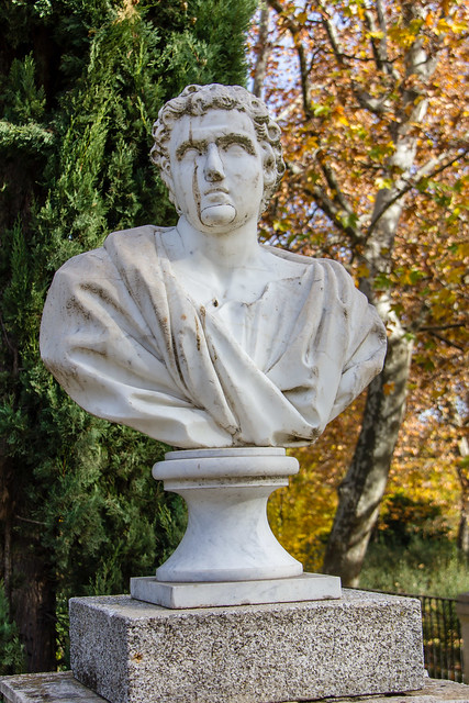 escultura busto de emperador romano en Plaza de los Emperadores Parque El Capricho jardin historico siglo XVIII Alameda de Osuna Madrid 07
