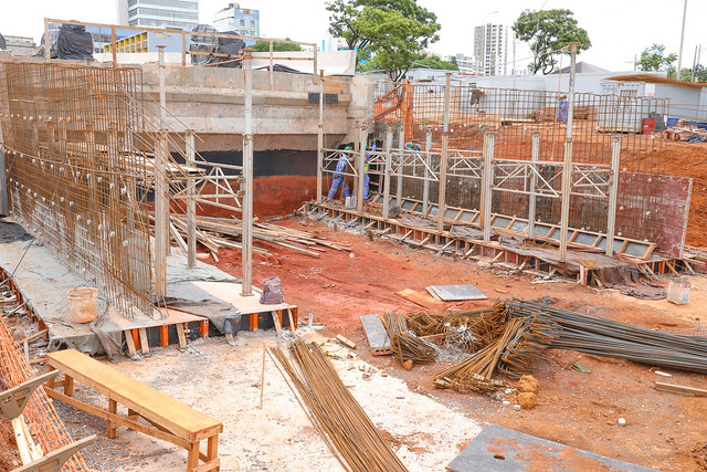 Muros de sustentação da alça do BRT no Túnel de Taguatinga são concretados