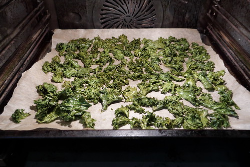 Zubereitung von Kale Chips (3: nach 25 Minuten bei 125g Ober-/Unterhitze im Backofen)