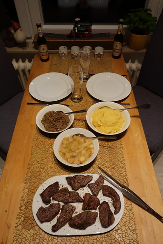 Rinderleber mit geschmorten Zwiebeln, Kartoffelstampf und Apfelkompott (Tischbild)