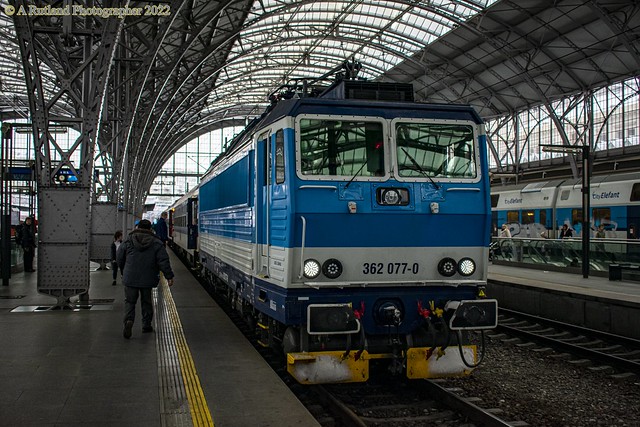 Persing 362077 at Praha-H.ln with a Zapadni Express from Cheb