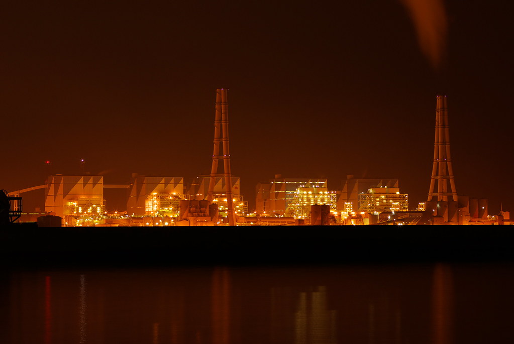 圖為日本中部電力公司的碧南火力發電廠，也是目前規劃最早用來進行大規模氨氣「混燒」實驗的 火力發電廠。圖片來源：Wikipedia (CC BY-SA 3.0)