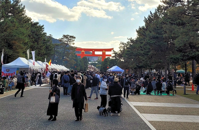 Okazaki Park, Facing Heian-jingū Torii Gate