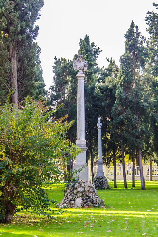 esculturas bustos de Atenea y Perseo columna de Los duelistas Parque El Capricho jardin historico siglo XVIII Alameda de Osuna Madrid 03