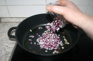 18 - Put onion in pan / Zwiebel in Pfanne geben