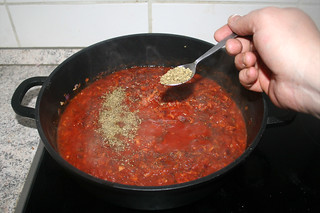 31 - Add oregano to sauce / Sauce mit Oregano würzen