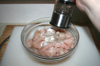 10 - Add salt & pepper to chicken / Salz & Pfeffer zu Hähnchen geben