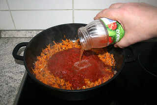 26 - Rinse sauce glas with water / Saucenglas mit Wasser ausspülen