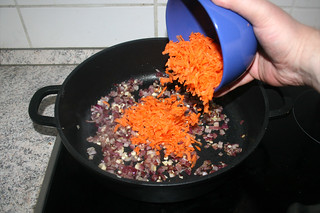 23 - Put grated carrots in pan / Möhrenraspeln in Pfanne geben