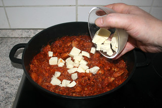 37 - put mozzarella in sauce / Mozzarella in Sauce geben
