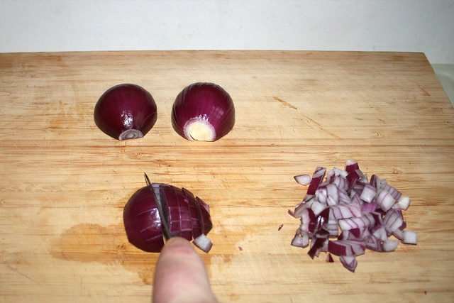 01 - Dice onion / Zwiebel würfeln