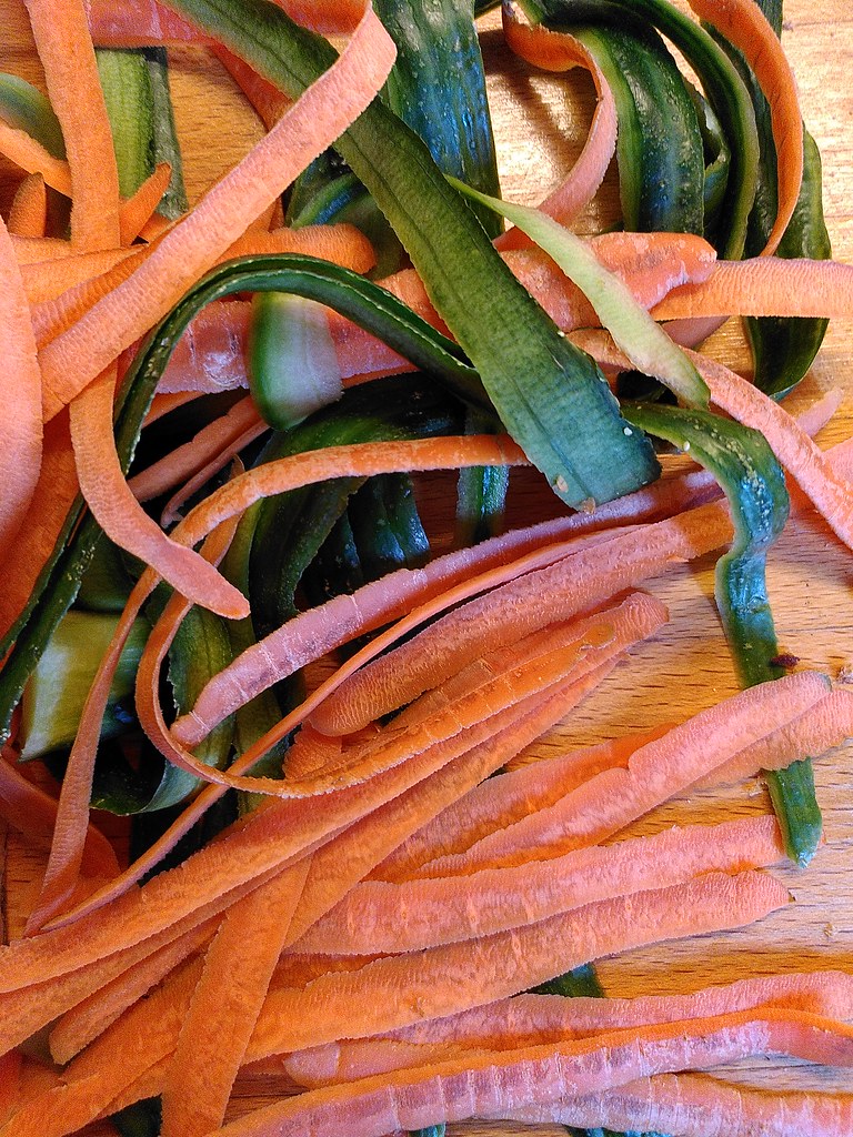 Karotten und Salatgurkenschalen