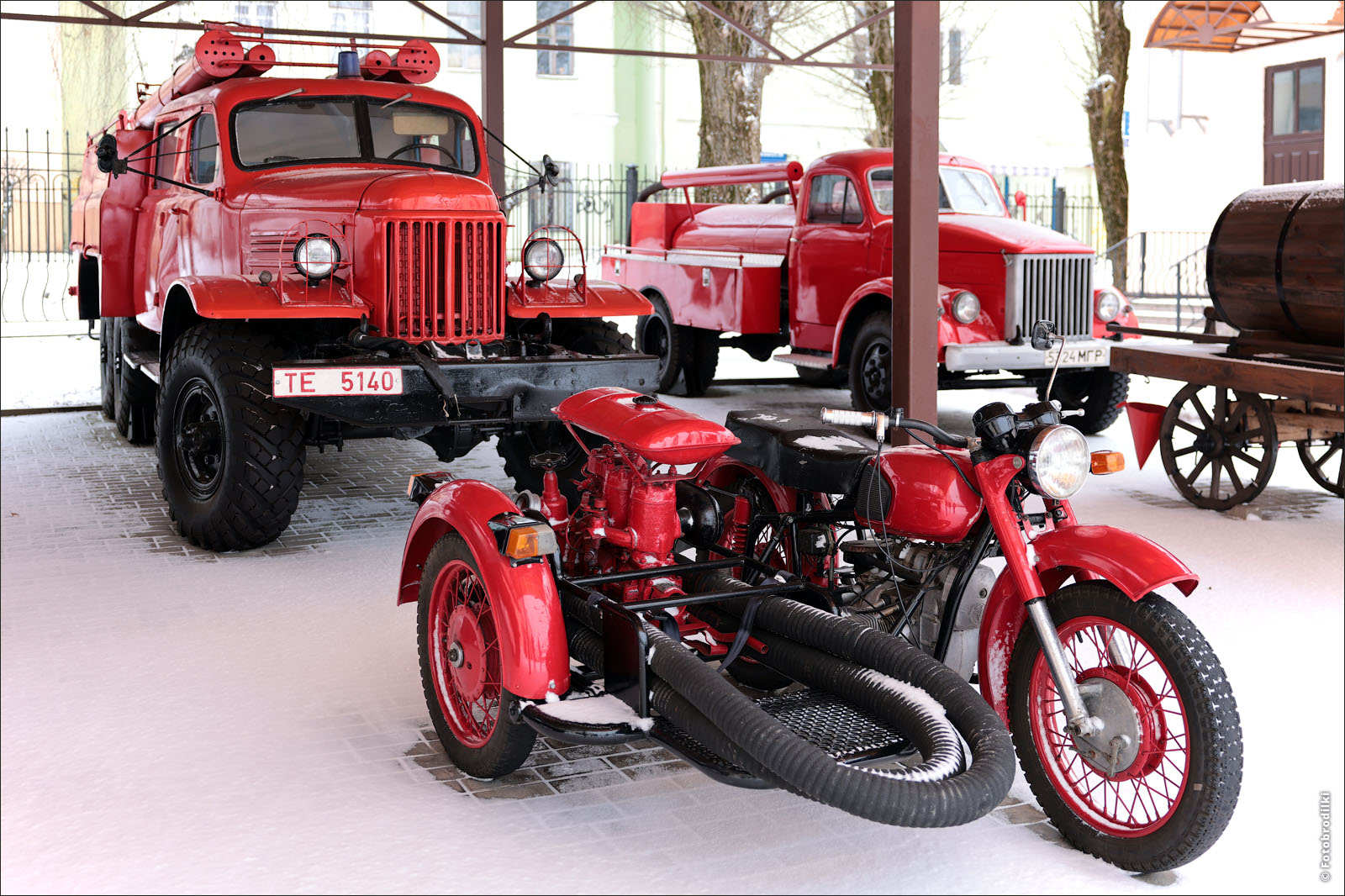 Мотоцикл Днепр с коляской, пожарный ЗИЛ-151 и цистерна ГАЗ-51, Могилев, Беларусь