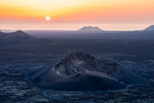 volcan volcanelcuervo volcano lanzarote islas canarias canaryislands islascanarias mountain goldenhour sunset crater spain espana españa