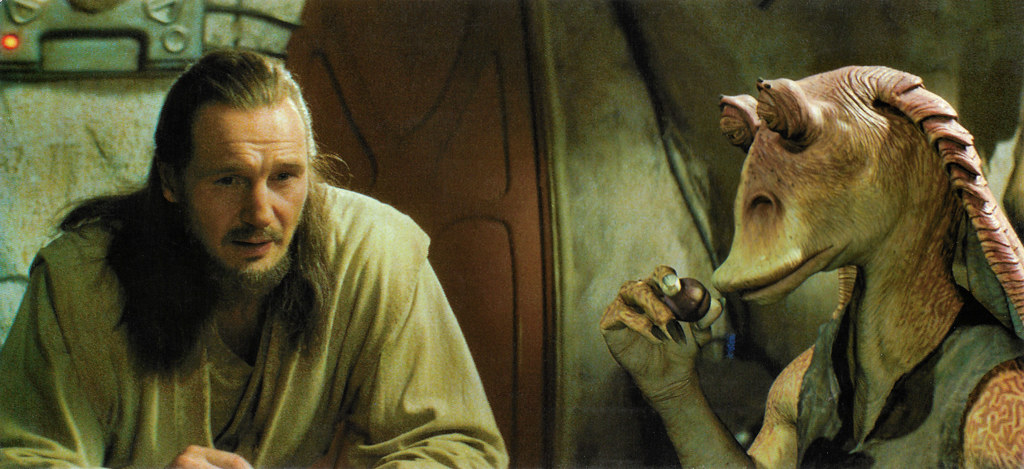 Liam Neeson and Ahmed Best in Star Wars - Episode I - The Phantom Menace (1999)