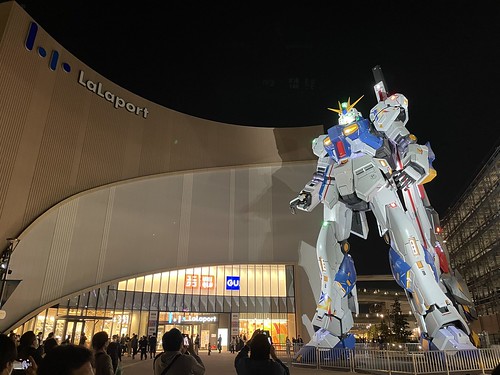 Life-Size RX-93ffν Gundam Statue