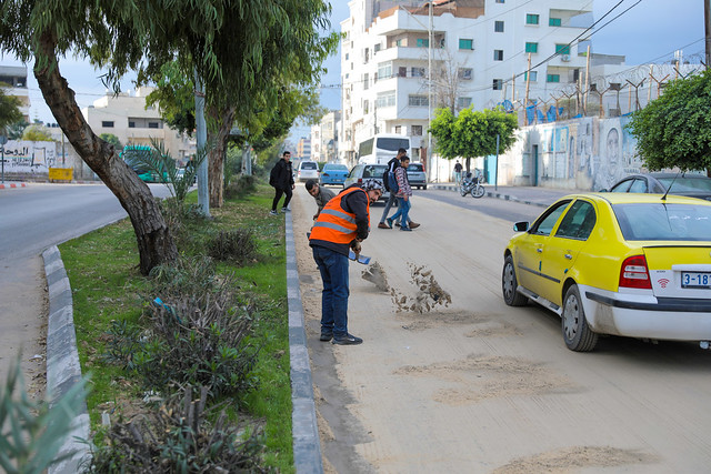 بلدية غزة تعالج مشكلة تسرب زيت في شارع الأقصى الصناعة تجنباً لوقوع حوادث مرورية
