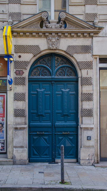 La porte au mascaron de l'immeuble Herbin-Vivien