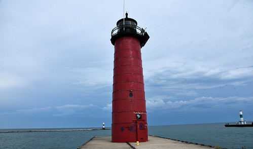 kenosha harbour red lighthouse north kenoshaharbour redlighthouse northpier wisconsin city southport history historic nikon d750 sightseeing view holiday trip touring vacation photo tourist attraction image picture break kenoshacity lakemichigan