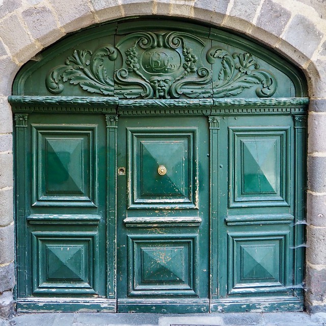Une porte verte au carré