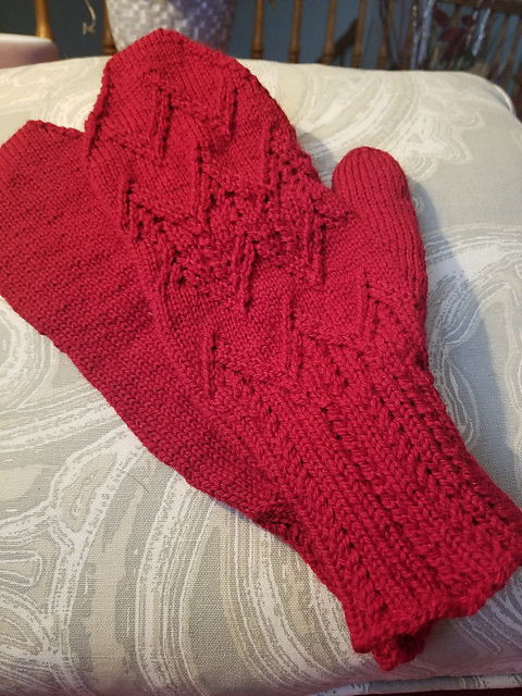 Tammy (iw8iknit) knit this pair of Merry by Becky Greene using Cascade 220 Sport!