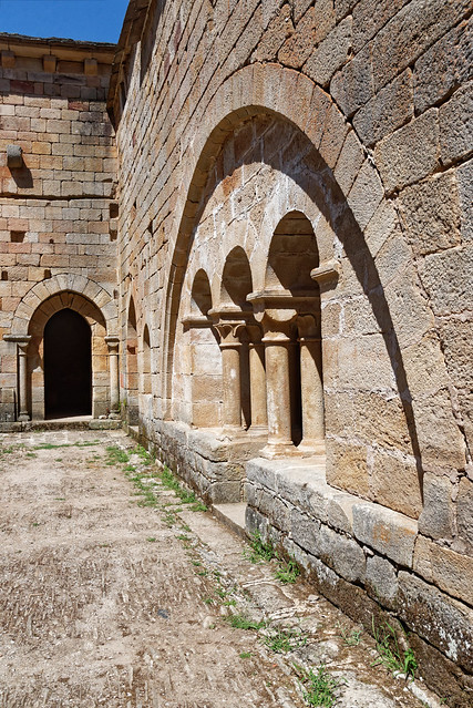 Cloître et salle capitulaire  du Prieuré de Comberoumal - Aveyron
